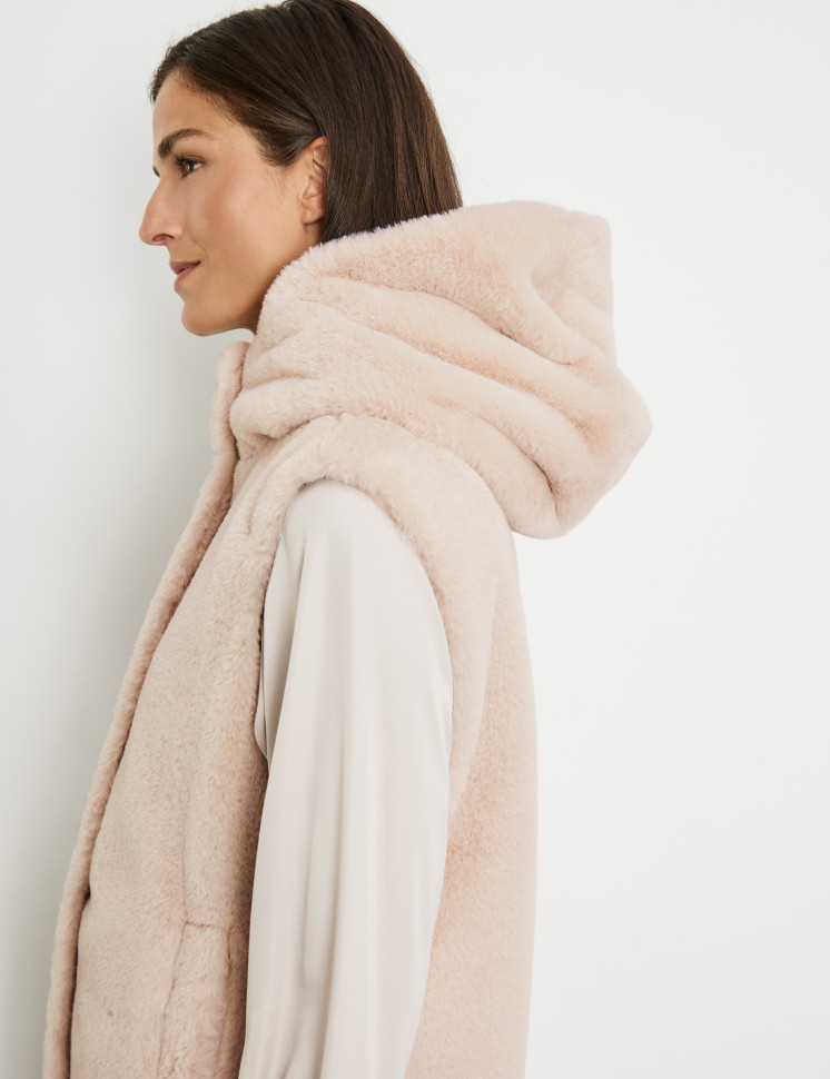 Жилет из эко-меха